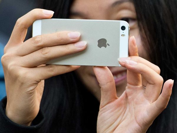 Девушка, позирующая с iPhone 6 (c 6 ым айфоном в руке) - фото