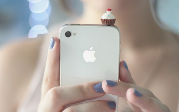 Девушка, позирующая с iPhone 6 (c 6 ым айфоном в руке) - фото