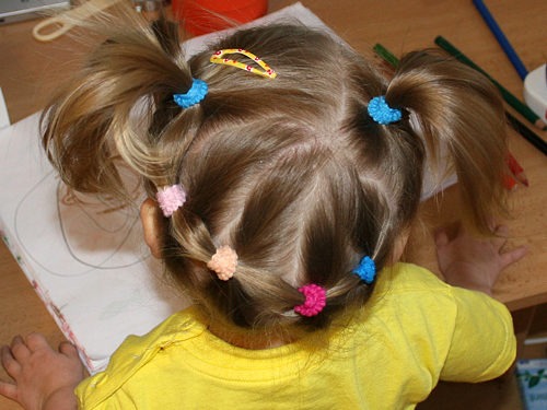 Прическа двухсторонняя для маленькой девочки с цветными резиночками