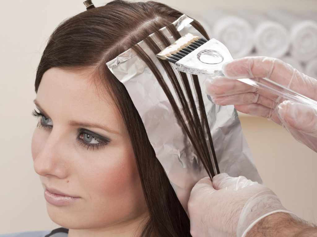 Как смывать волосы при колорировании
