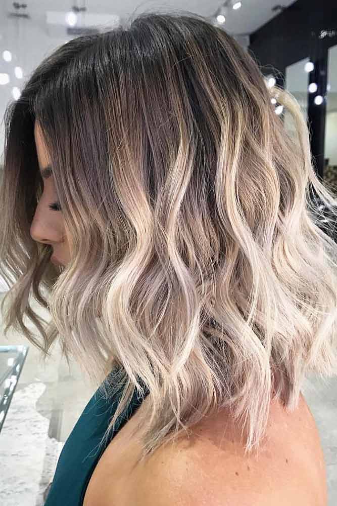 Middle Parted Wavy Medium Hairstyles #mediumlengthhairstyles #mediumhair #layeredhair #hairstyles