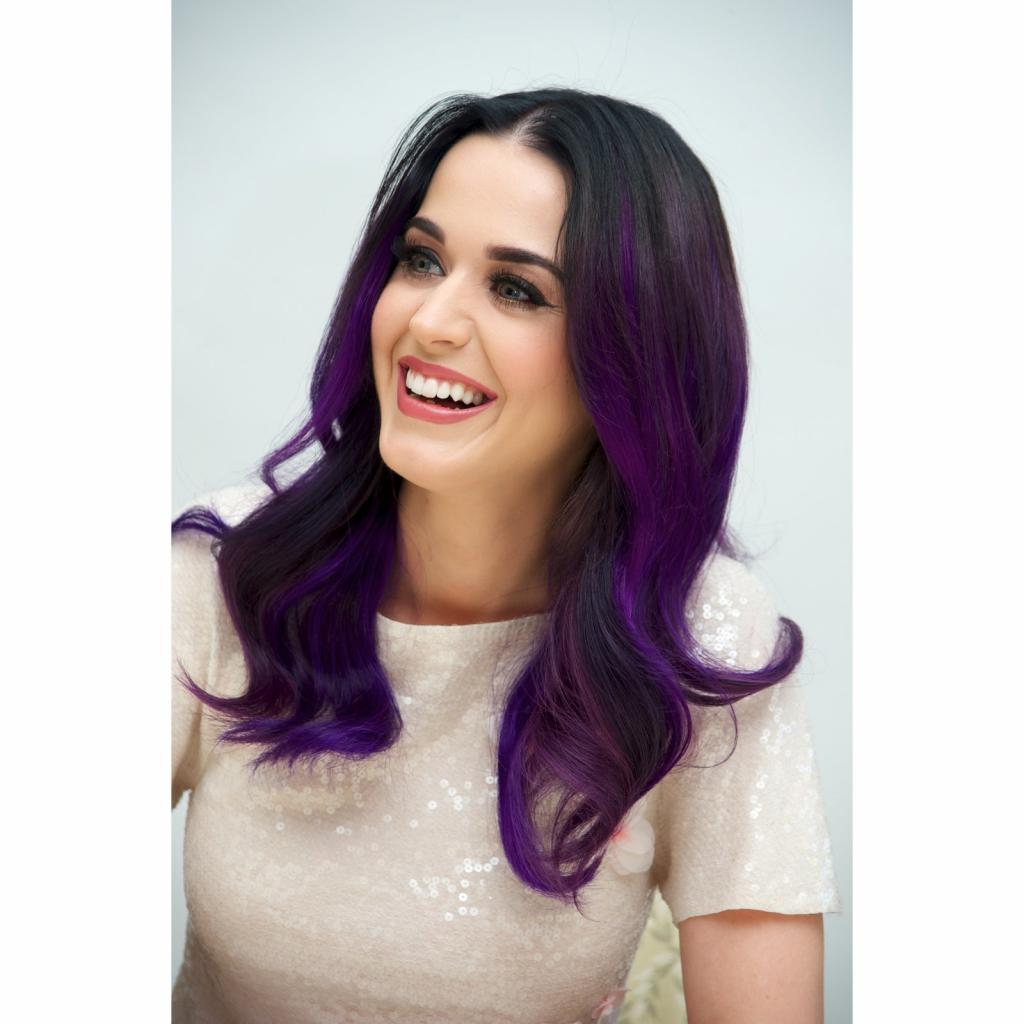 Кэти Пэрри с черно-фиолетовыми волосами